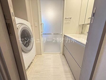 洗濯機置場の横にある、収納ボックス、洗剤や小物を収納出来て、便利！※画像は実際の写真にCG加工（家具や調度品の削除や合成）を加えたもので実際とは異なる場合があります。