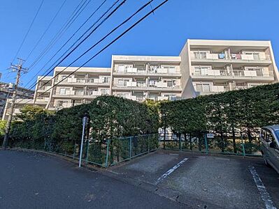 外観：南向き角部屋で、陽当たり良好。閑静な住宅街で生活環境良好です。