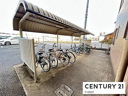 屋外に屋根付きの駐輪場があります!