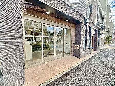 道路から見たエントランスです!