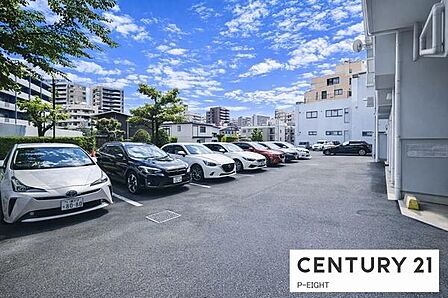 敷地内に平面駐車場あり！