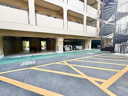 敷地内に平面駐車場あり!
