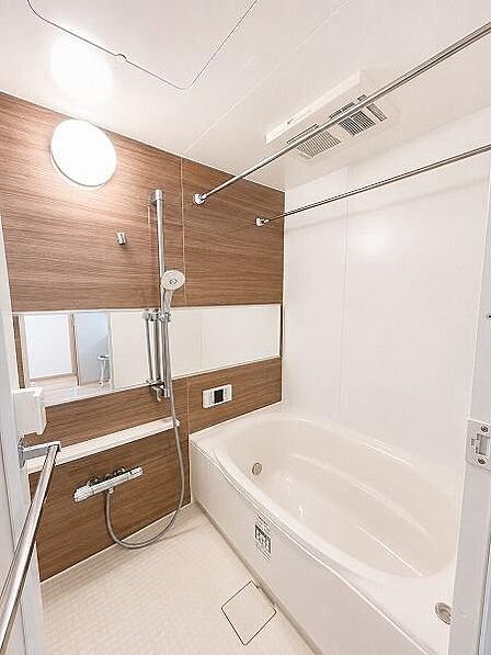 【一部家財撤去後イメージ写真】浴室乾燥機付き1317サイズのUB。大人が十分に足を伸ばしてくつろげる広さがございます。日々の疲れを癒せる空間となっております。