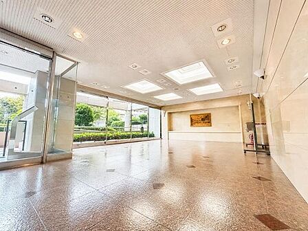 エントランス前には管理人室が設けられており、日常の防犯面も安心してお過ごしいただけます。