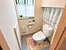 トイレ：窓付きで換気がしやすく、こもりがちな空気もリフレッシュ。毎日使う場所だからこそ、快適さがうれしいトイレです。
