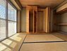 和室：【和室】南向きの窓から温かな陽光が差し込む、居心地の良い空間。※AI加工済：残置物の消去加工を行っています。実際の室内とは一部異なる場合があります。