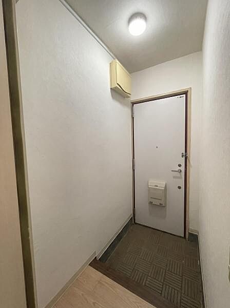 【玄関】広々とした玄関。※AI加工で荷物など除去加工しています。実際の状況と異なる場合があります。