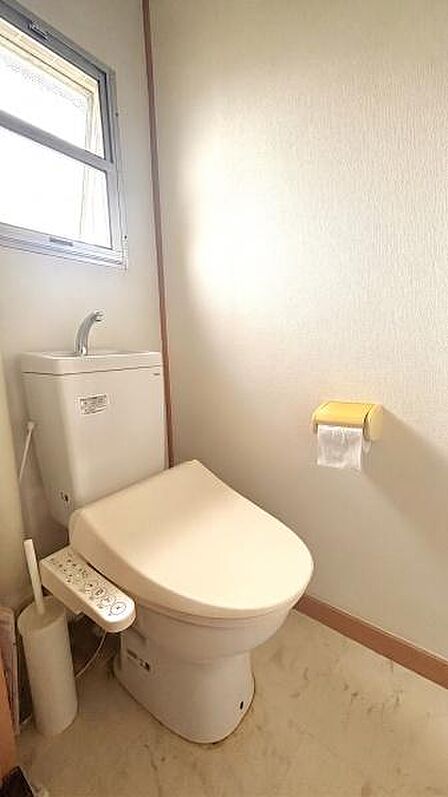 【トイレ】小窓付きで自然換気可能なトイレ。温水洗浄便座付きで快適にご使用いただけます。※室内写真はAI加工により荷物・私物を除去加工しています。実際の状況と異なる場合があります。