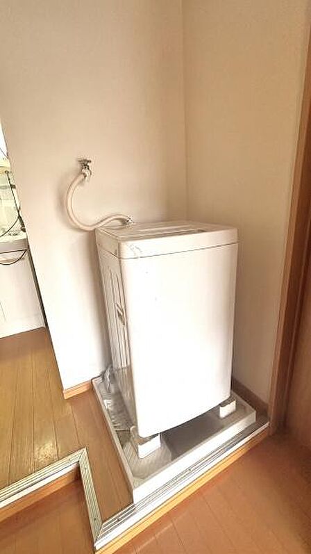 【洗面所】洗濯機置き場(洗濯パン設置)※室内写真はAI加工により荷物・私物を除去加工しています。実際の状況と異なる場合があります。
