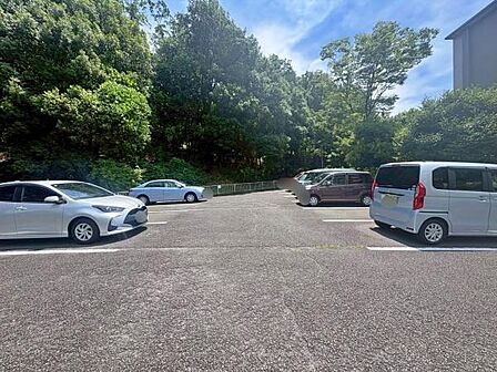【駐車場】マンション敷地内にある駐車場