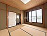 和室：【2F　和室　8帖】バルコニーに面した明るい和室。ＡＩ 加工により家具を消去した画像です。