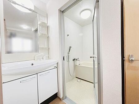 ストックなどを収納するのに便利な収納付きです。