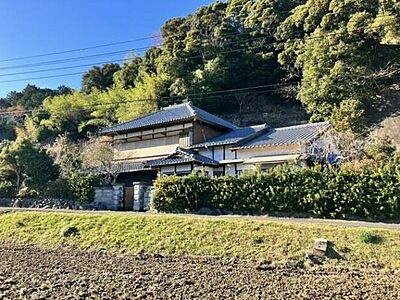 外観：【外観】閑静な住宅地に馴染む落ち着いた外観。毎日のお散歩も快適な緑に恵まれたエリア