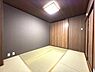 和室：こちらは広めのクローゼットがある6帖の和室です。季節用品や思い出のものが無理なく大切に保管が出来ます。