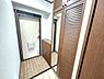 玄関：玄関収納付きなので靴や傘を収納することができます。全身鏡でお出かけ前に身だしなみチェックも◎