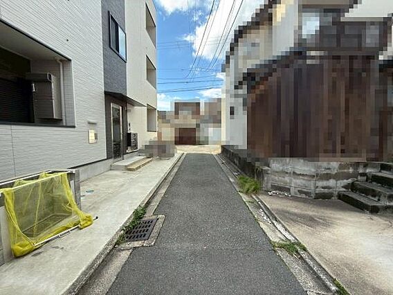 まずは現地の雰...