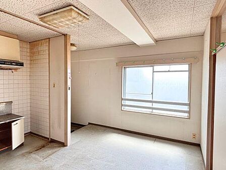 窓から入る光で明るい雰囲気♪