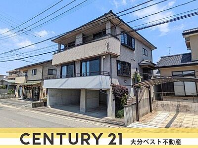 外観:重厚感のある外観が印象的な建物です。敷地内に駐車スペースがあり便利です。広々としたバルコニーもポイントです。周囲には同タイプの住宅が並び整った街並みが見受けられます。屋根付き駐車場も特徴の一つです。 外観:重厚感のある外観が印象的な建物です。敷地内に駐車スペースがあり便利です。広々としたバルコニーもポイントです。周囲には同タイプの住宅が並び整った街並みが見受けられます。屋根付き駐車場も特徴の一つです。