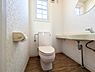 トイレ：窓付きで明るいトイレ空間です。手洗いスペースが広く使い勝手の良い設計です。壁や床がシンプルなデザインで清潔感があります。設備が整っており快適に利用できます。