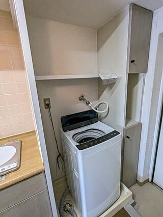 室内に洗濯機置...