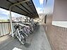 その他：屋根付きの駐輪場は2段式ラックで多くの台数を駐輪できます！アパート横に設置されており移動が便利◎