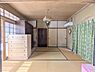 和室：陽当たりの良い和室で落ち着いた雰囲気が広がっています。押入れも設置されており収納スペースが充実しています。エアコンも備わっているため季節を問わず快適に過ごせます。襖や障子が和の空間を感じさせます。