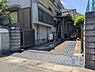 駐車場：門扉付きの駐車場で敷地内に安心して車を停められます。舗装されたスペースなので車の出し入れもスムーズです。