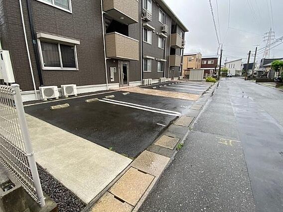 建物外観と駐車...