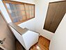 室内：木目調の建具が空間にあたたかみを与えています。収納スペースも確保されており使い勝手に配慮されています。