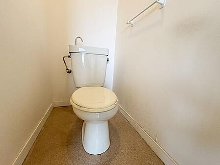 シンプルなデザインで清潔感のあるトイレです。壁際にはタオル掛けが設置されています。掃除がしやすい床も特徴的です。空間を有効活用した配置となっています。ゆったりとしたスペースでご利用いただけます。