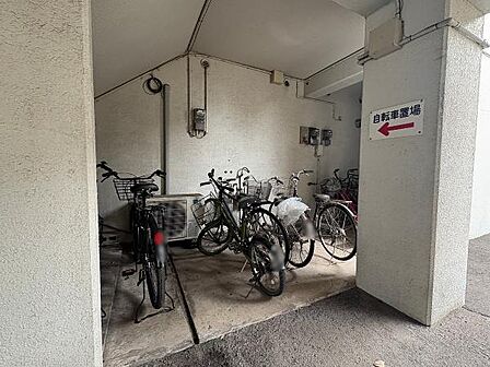 敷地内に自転車置き場が設けられており雨の日でも自転車が濡れません。