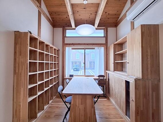 木目調の建具が...