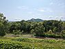その他：広々とした緑豊かな眺望が広がっています。自然の景色を身近に感じられる環境です。木々と山々が遠くまで望め開放感があります。天候によってさまざまな表情が楽しめる現地からの眺望です。