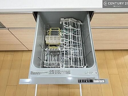 食洗機付きのキッチンです！忙しい時や手荒れ防止として大変活躍する便利な仕様です！ビルトインなのでキッチンの場所を取らず調理スペースを広く使うことが出来ます！