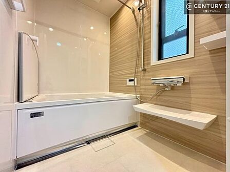 浴室に窓が付いているので、換気ができますね！自然乾燥でカビや水垢対策で光熱費削減！お手入れ楽々！足が伸ばせる浴槽は1日の疲れが取れる癒しの空間！