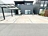 駐車場：並列3台駐車可能なゆとりのカースペース。ご家族それぞれのお車はもちろん、来客時にも安心してお使いいただける開放的な駐車空間です。