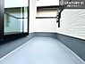 バルコニー：ルーフバルコニー！屋根が付いているので、急に雨が降っても濡れにくく安心！強い日差しもカットしてくれるので、お天気の良い日は、お外へ出て深呼吸するのもよさそうです！
