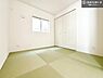 和室：まだ畳は敷かれておりませんが、リビングと隣接している和室です！客間としてはもちろん、家事の休憩スペースとして使用するのもいいですね！