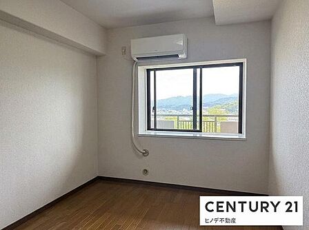 【AI家具消し加工済み】洋室約5.7帖 荷物がない状態のため、部屋の形状や窓の位置をダイレクトに確認できる洋室です。寝室や子供部屋、趣味のスペースなど、用途に合わせて自由に活用いただけます。