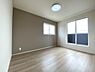 寝室：主寝室はウォークインクローゼット完備！バルコニーにも直結しています。