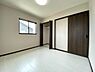 洋室：5.3帖の洋室が二部屋あり、各部屋収納完備。