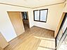洋室：シンプルな内装のお部屋は、家族構成やライフスタイルに合わせて様々な用途でお使いいただけます。