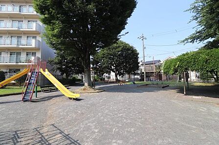 菅第3公園まで35m、小さなお子様から小学生まで、走り回って遊べるほどの広さがあります。思い切り走り回れるほどの広さがあるのは嬉しいですね