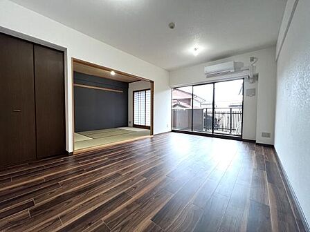 大きな窓のあるリビングは、明るく開放感溢れる空間です。居心地良く、ご家族皆がゆったり寛げる憩いの空間となりそうです