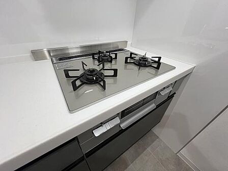 三口コンロで、お料理の効率もアップ!使い勝手の良さを考えました。受け皿のないフラット天板で、お手入れもラクラク。
