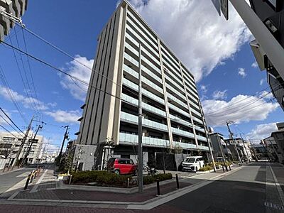 外観：マンションから徒歩4分圏内にはスーパー、コンビニ、金融機関、病院などの施設が揃っています。エントランスは人と車の出入り口を分けた歩車分離により、歩行者は安全♪地上12階建て、総戸数69戸のマンション