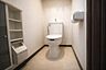 トイレ：収納棚付きで使い勝手の良い、清潔感あるトイレ空間。