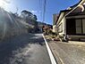 その他：■前面道路含む外観■緑豊かな高台に位置し、前面道路にしっかりと接した開放感のあるロケーションです。陽当たりや通風を妨げるものがなく、プライバシーを保ちやすい穏やかな住環境が魅力です。