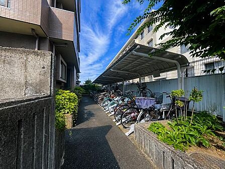 ■駐輪場■屋根付きで雨の日でも大切な自転車が濡れにくい便利な駐輪スペース。綺麗に整備されており、毎日の通勤や通学、お買い物への行き来に便利です。