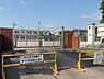周辺：霧島市立富隈小学校まで1132m、地域に根差した温かい環境が魅力です。子どもたちの個性を大切にし、学びや成長をサポートする充実したプログラムがあります